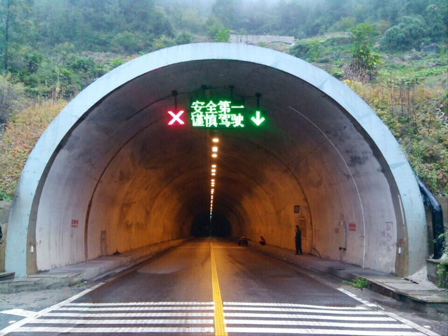 隧道内行车道上方一般都会安装有led情报板以及车道指示器,是高速公路