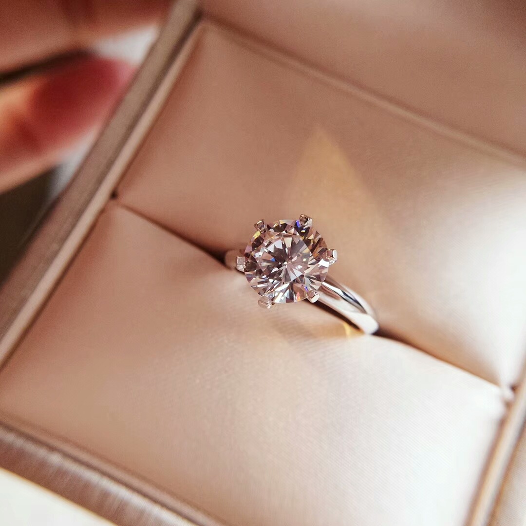 六爪钻戒女仿真1克拉两银t皇冠锆石高碳钻形影不离叹息桥之吻戒指