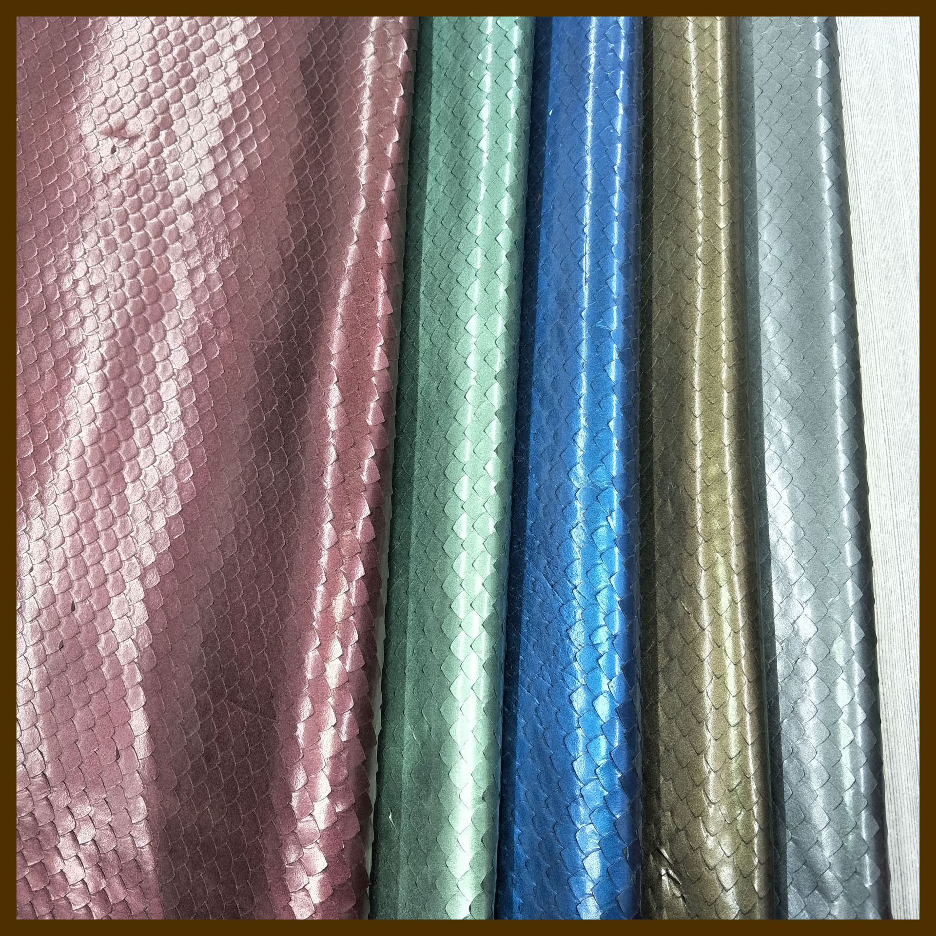 【彩鸿】厂家直销开边珠头层牛皮 刀割鱼鳞纹鞋箱包 真皮皮料现货