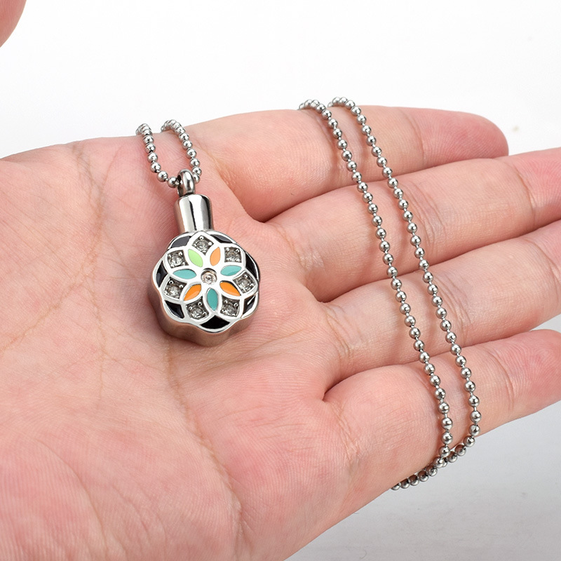 多图案圆形钛钢不锈钢骨灰项链彩色吊坠骨灰盒宠物纪念项链批发