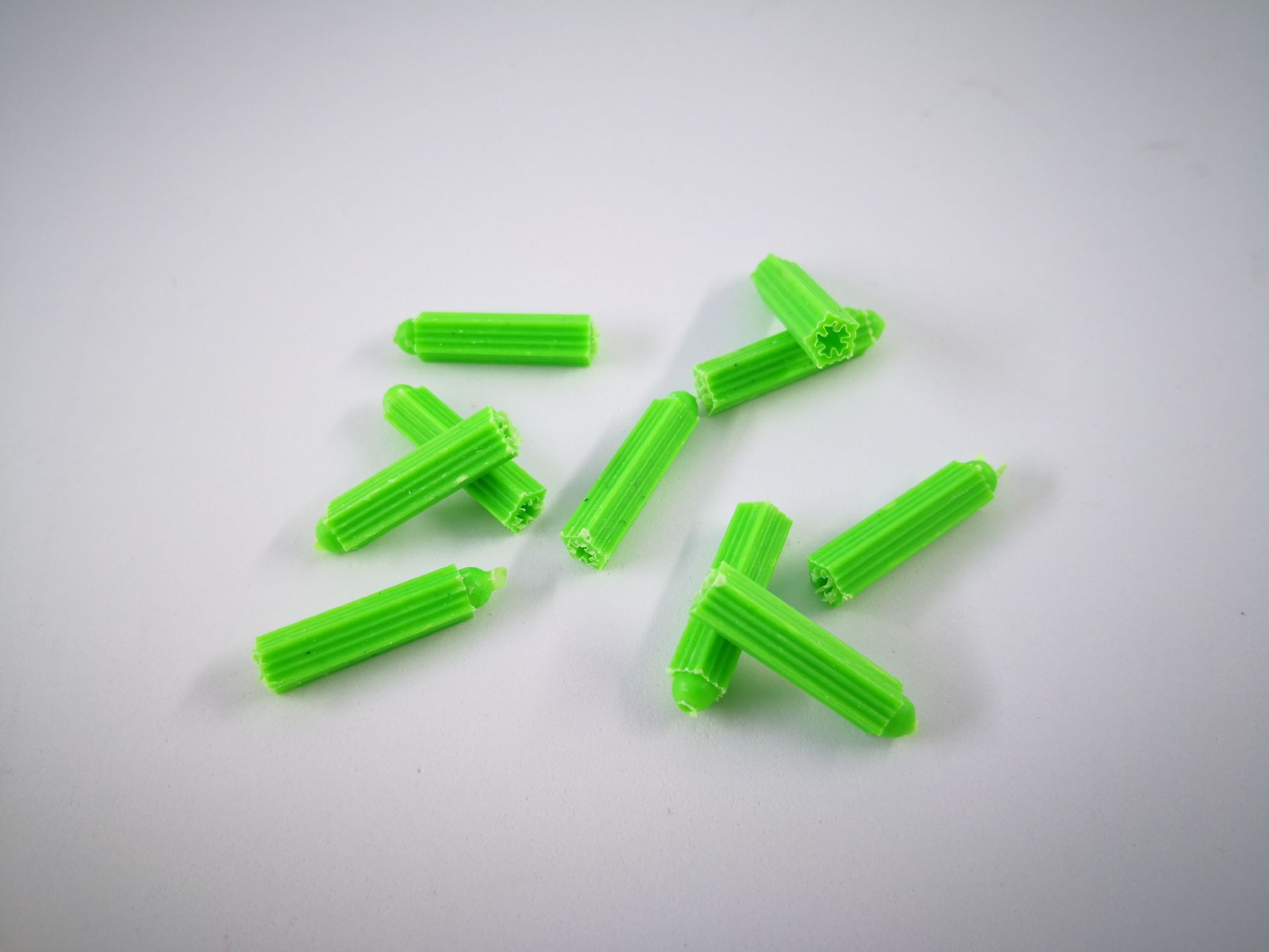 尼龙小黄鱼塑料膨胀管6mm螺丝膨胀胶塞胶粒塑料胀管胀塞涨塞绿色