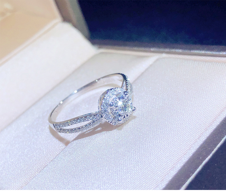 18k金10分车花圆形交叉戒臂缠绵钻戒女 显钻大效果钻石戒指厂家