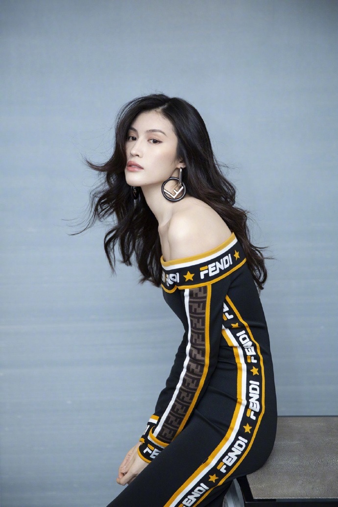 显瘦连衣裙_何明星同款一字肩露肩针织f字母修身显瘦拼