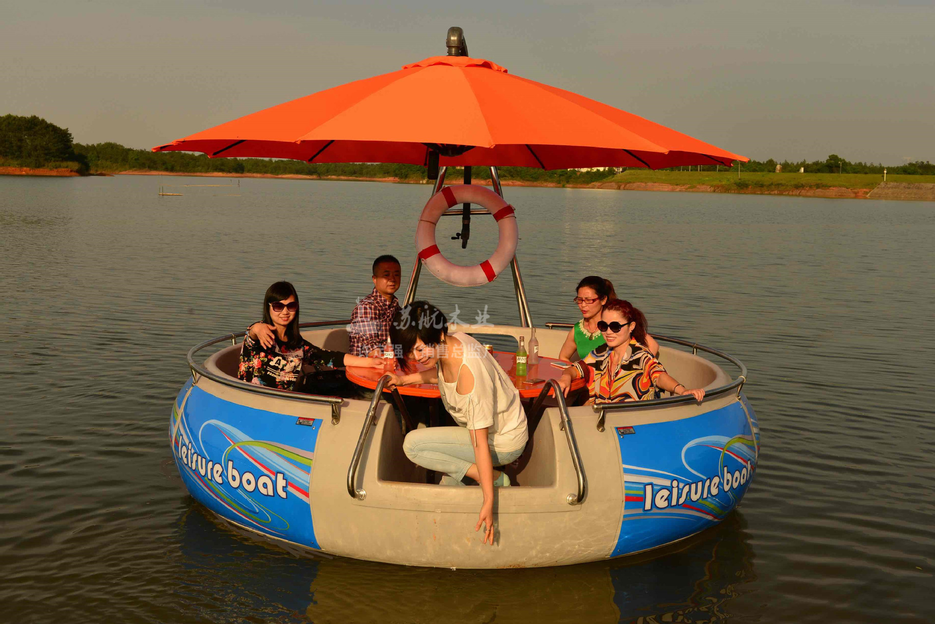 苏航现货供应欧式装饰木船玻璃钢游船水上脚踏船游乐设备