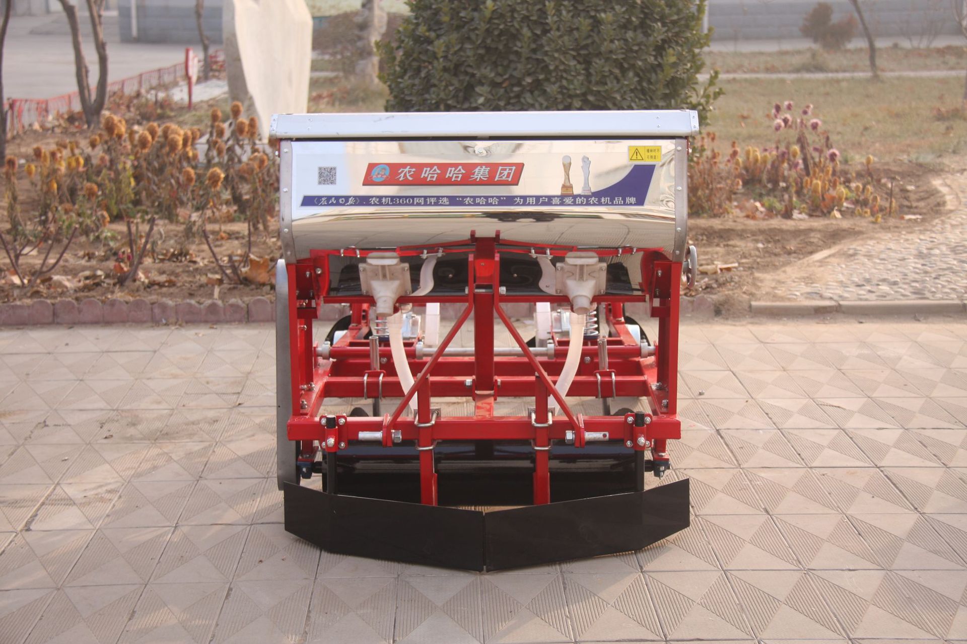 农哈哈新款2bpsf-2 两行玉米铺膜机含滴灌带支架