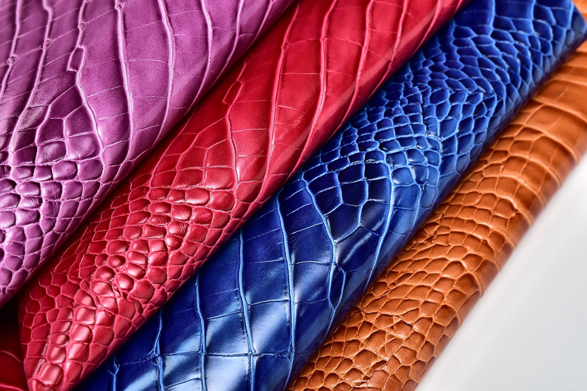 厂家批发 环保鳄鱼纹 pu革 箱包革 沙发皮革面料 箱包鞋材合成革