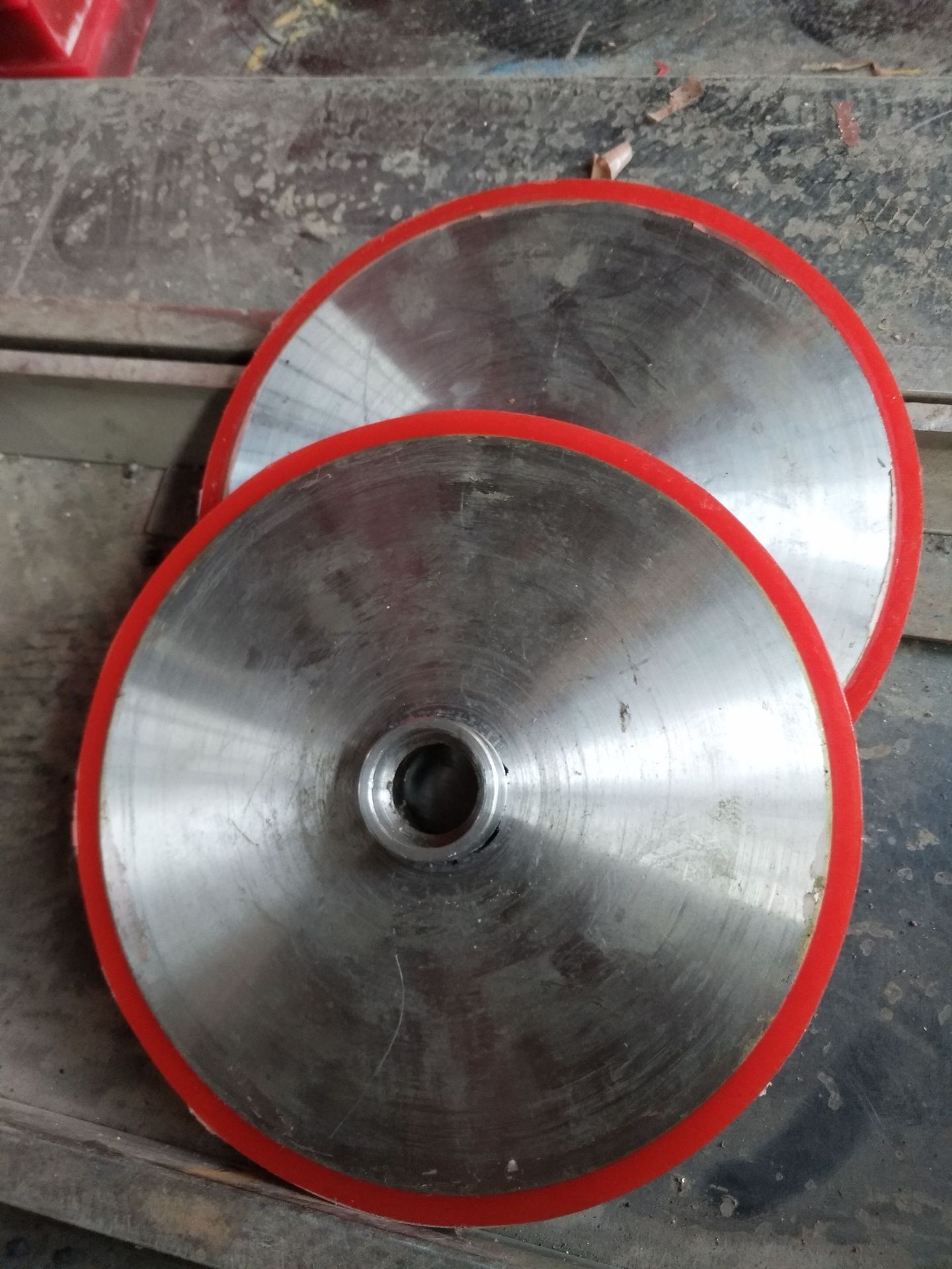 金属喷砂件表面包胶聚氨酯包胶轮 耐磨滚筒高质量包胶脚轮批发