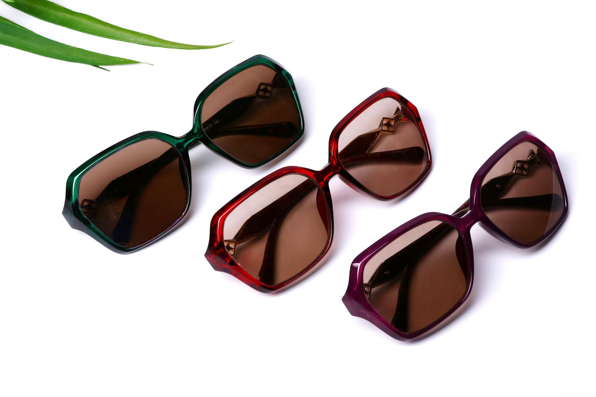 世行东海天然水晶眼镜厂天然原石打磨的水晶眼镜 女式全框太阳镜