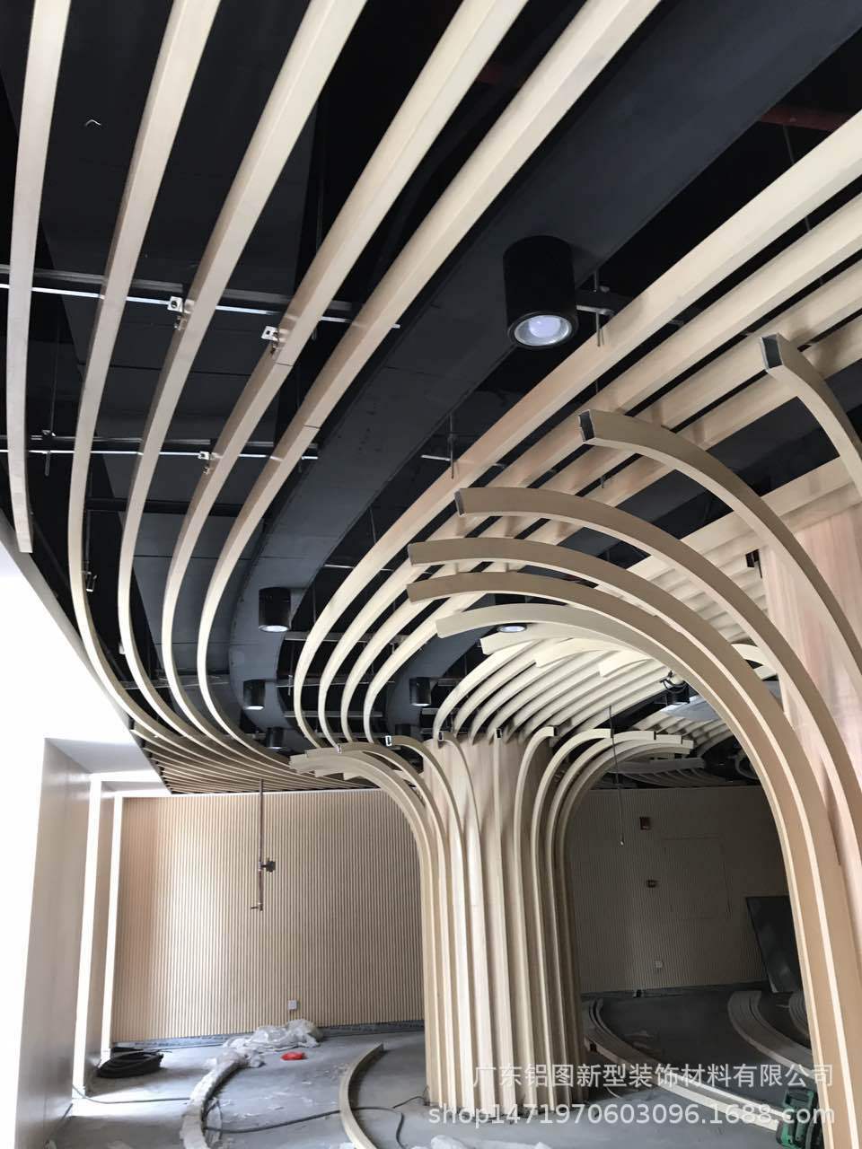 酒店门头造型铝方通长短排列厂家定制不规则铝方管广告牌装饰铝管