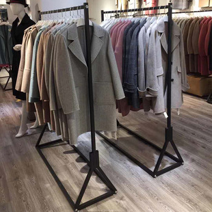服装批发超市货架