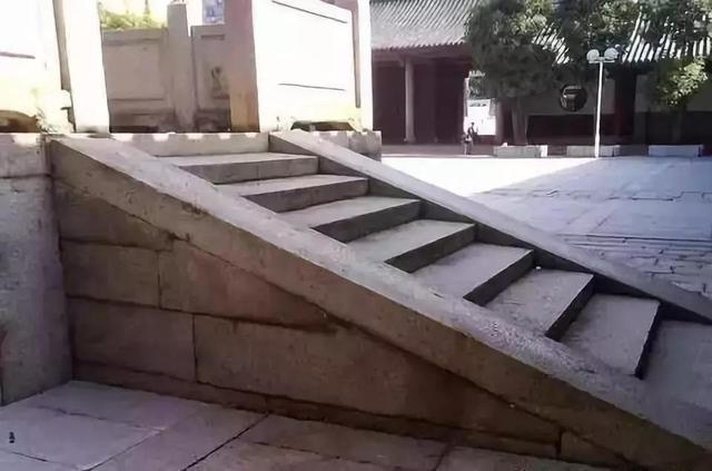 有垂带的台阶称为垂带踏跺,这种台阶须在下面放置一个称为砚窝石的较