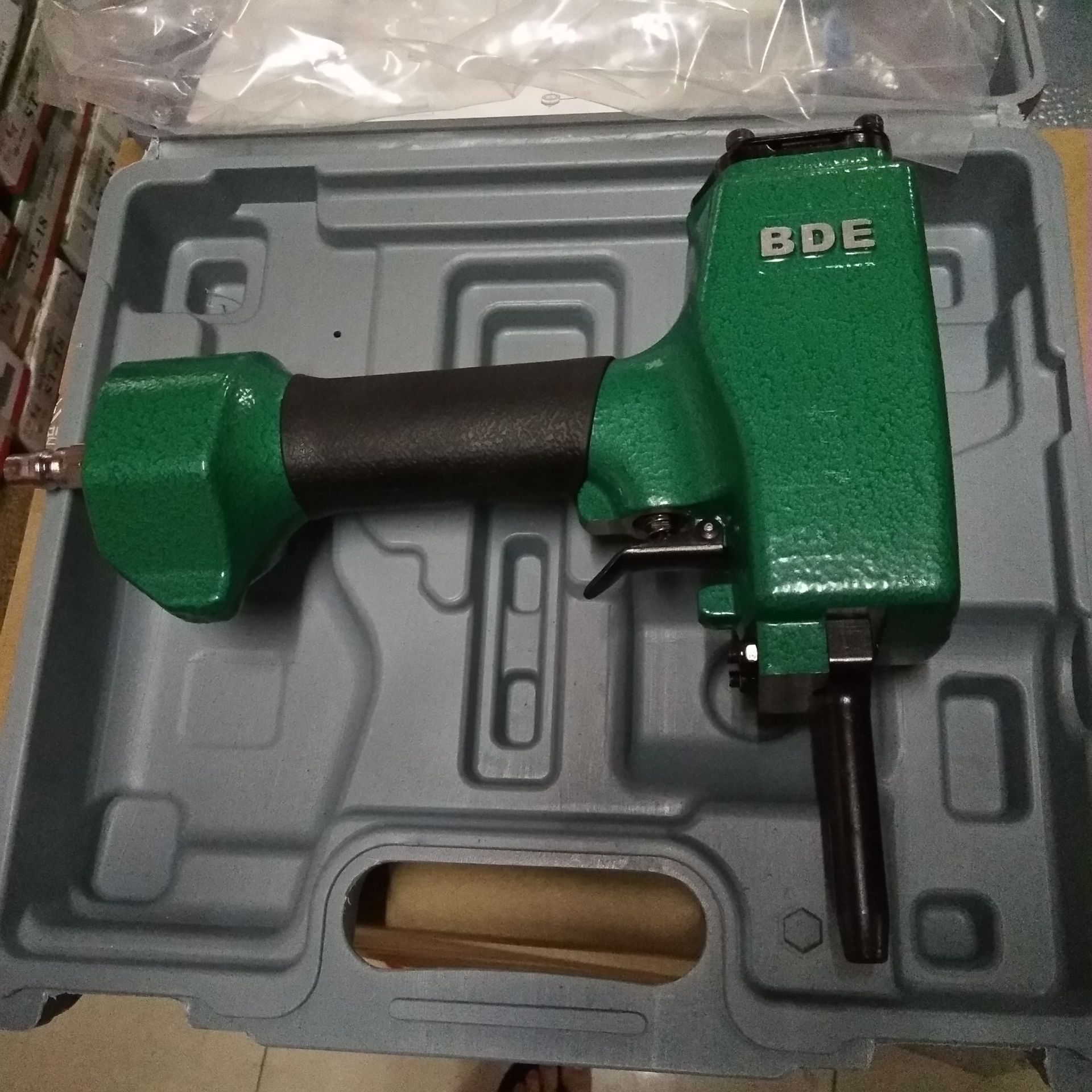 bde百得t50拔钉枪 好用快捷方便效率专业拔钉小能手