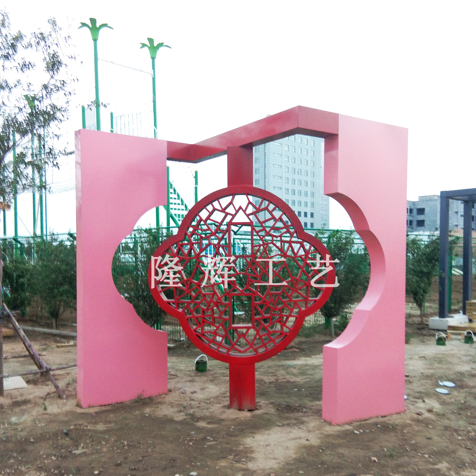 专业生产不锈钢红色中国结景墙玻璃钢砂岩景观校园背景墙广场雕塑