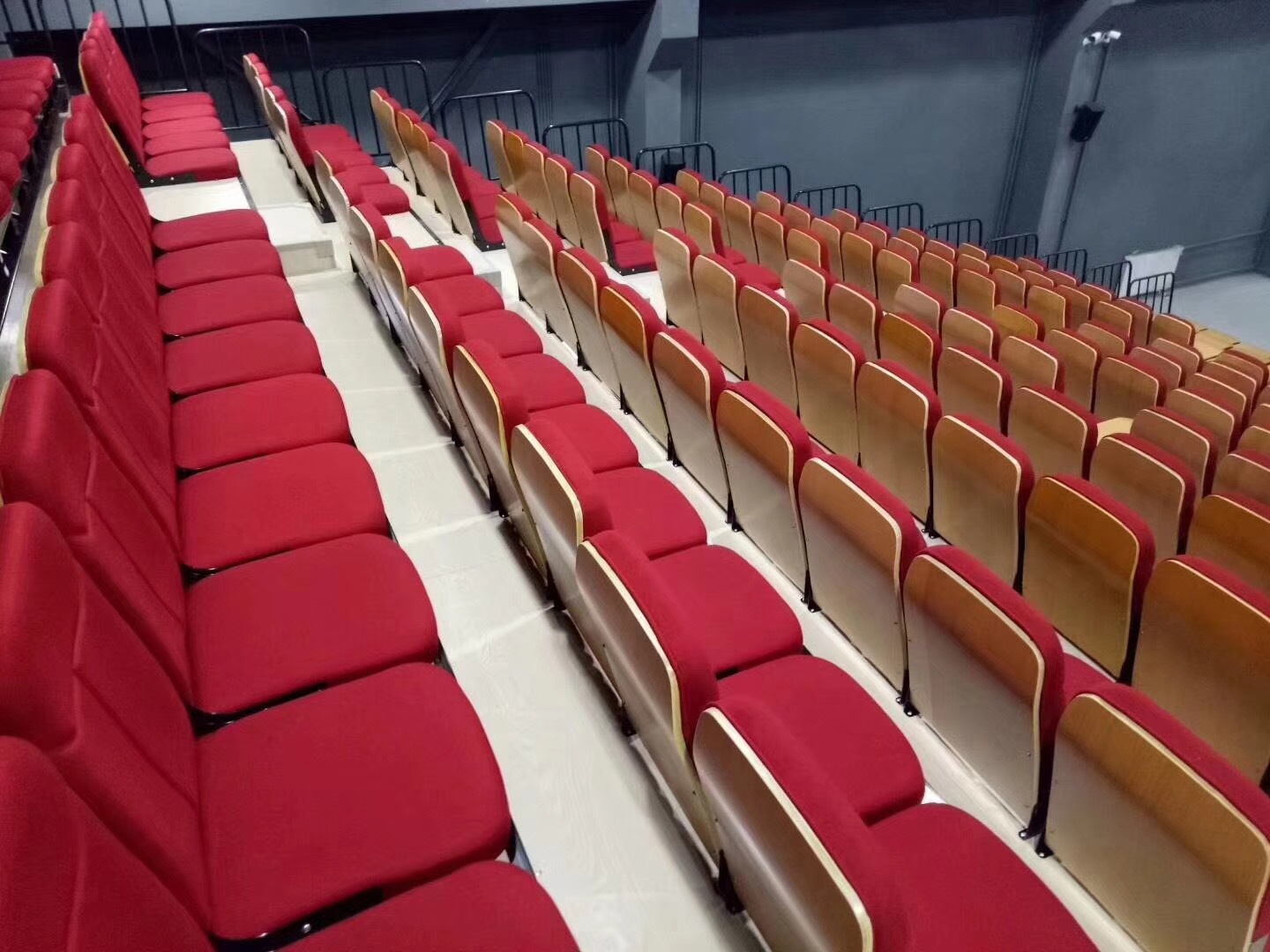 移动伸缩看台座椅 电动手动伸缩看台椅 多功能活动看台椅看台椅面