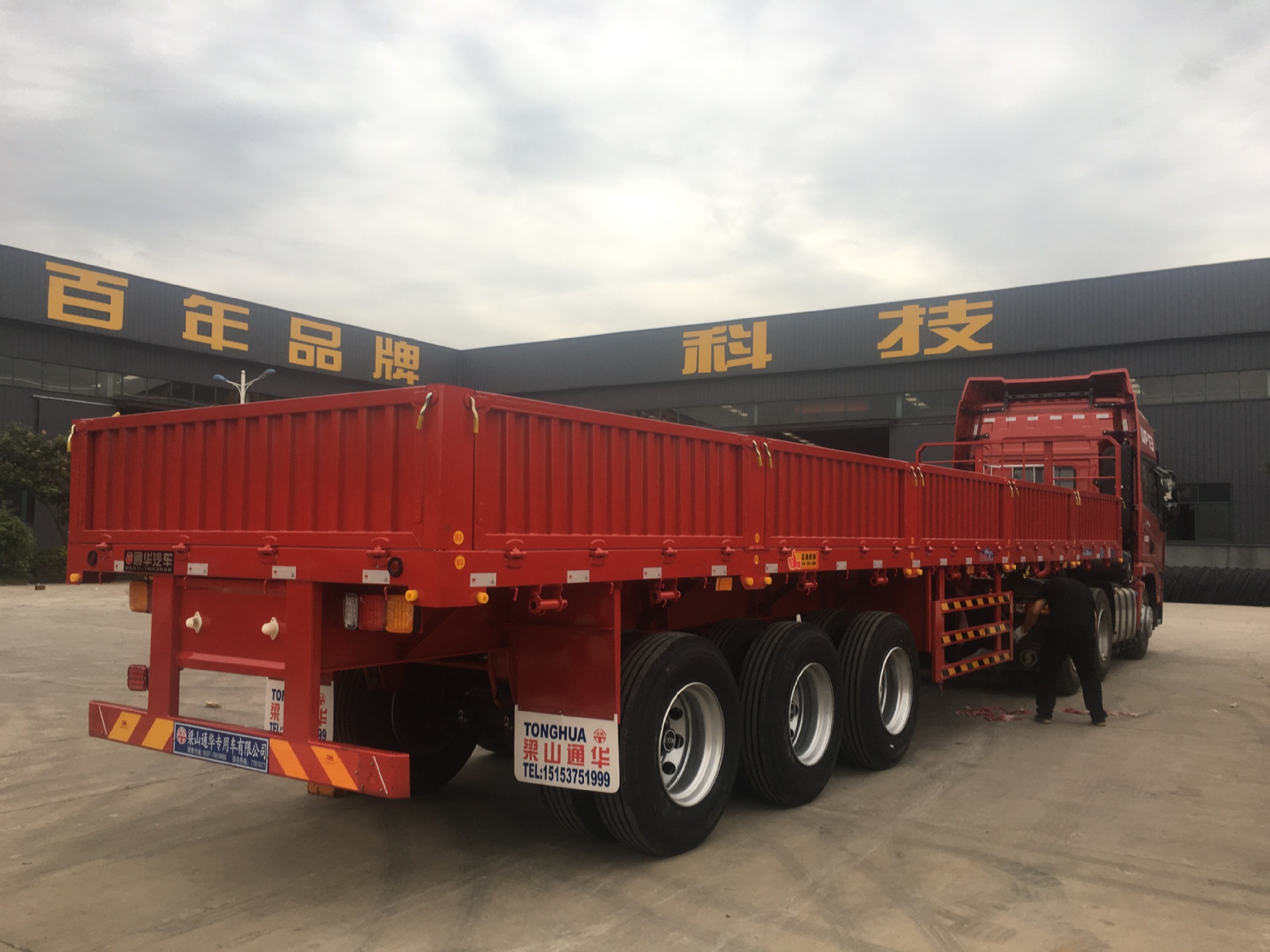 翼展厢式货车,厢式自卸车,后推式自卸车,平板半挂车,大件运输车,罐车