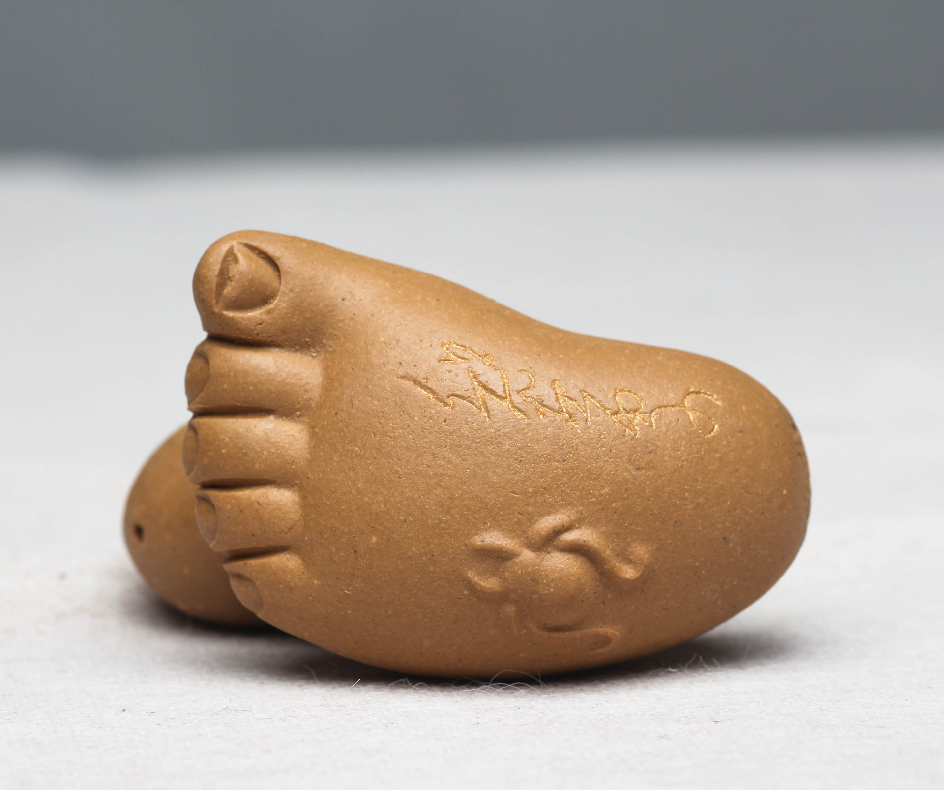 红春紫砂厂家批发宜兴全手工知足常乐小脚丫茶宠雕塑礼品摆件批发