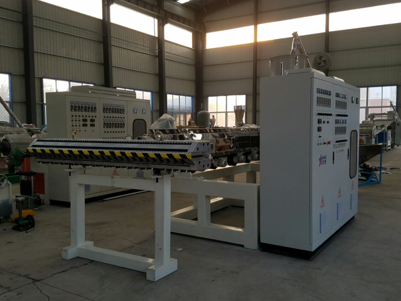 hdpe板片材设备 塑料板材设备 pe塑料卷材生产线 塑料板材生产线