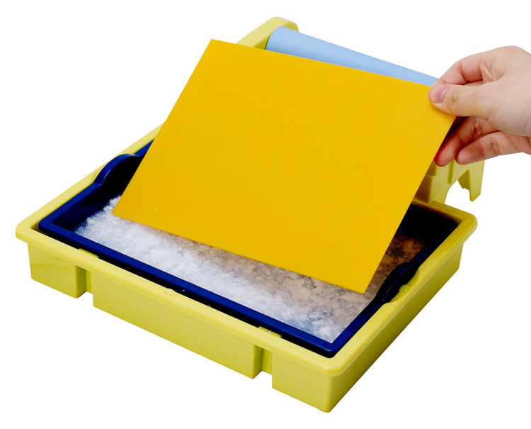 本品适用于5岁以上儿童,配有造纸机,颜料,彩笔与造纸工具若干,使用