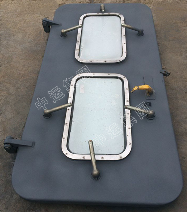 船舱门,包括门板与门框组成,门框与门之间设有密封条,其特征是门框的