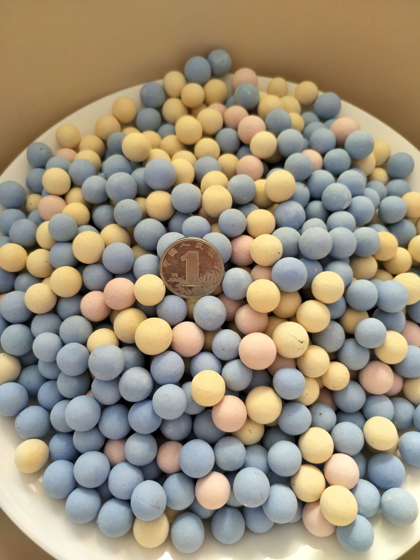 厂家直供花洒车垫座垫负离子电气石球彩色麦饭石球 托玛琳球陶瓷