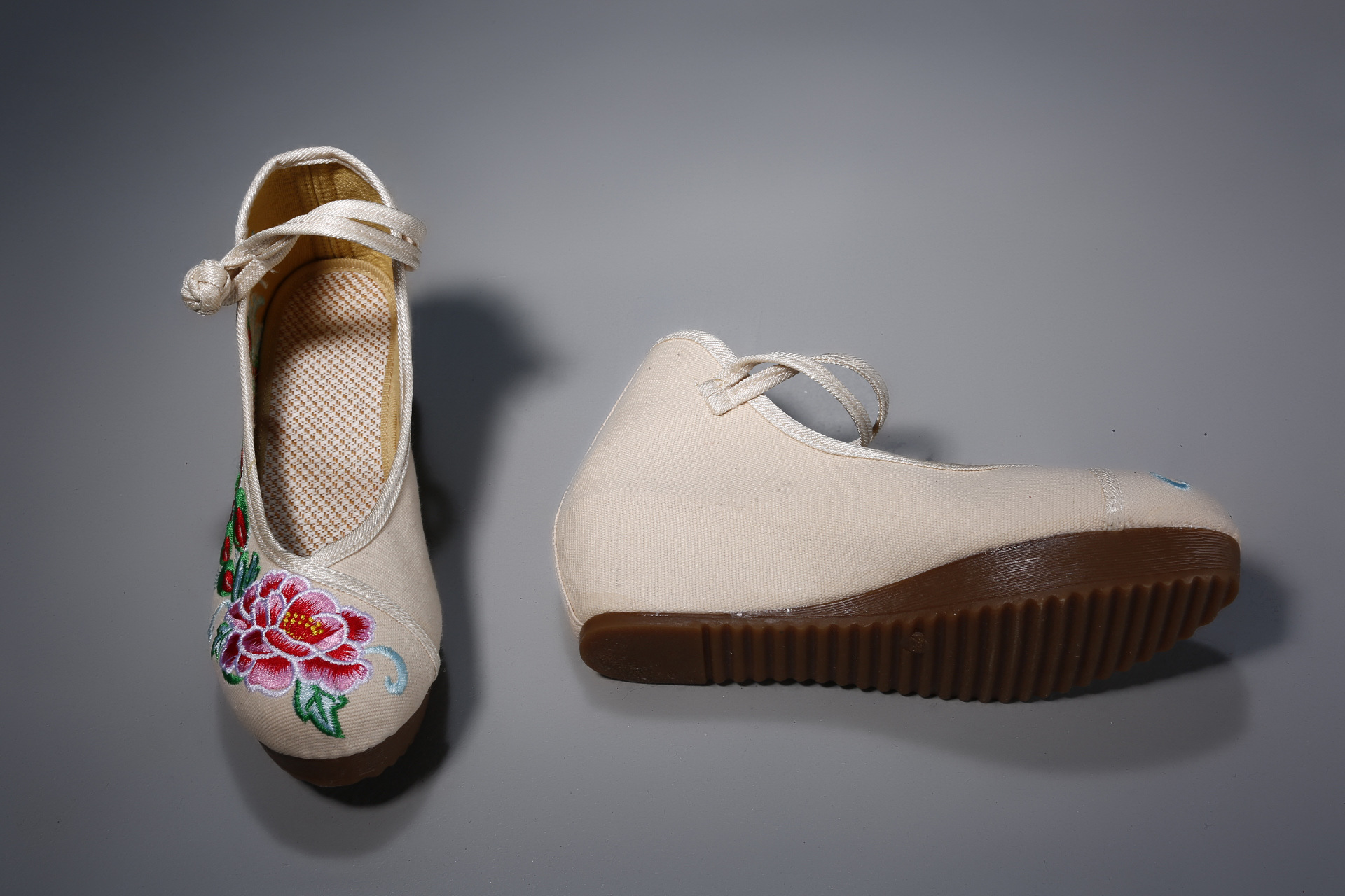 新款民族风绣花鞋 红色刺绣单鞋坡跟汉服女鞋内增高婚鞋舞蹈布鞋