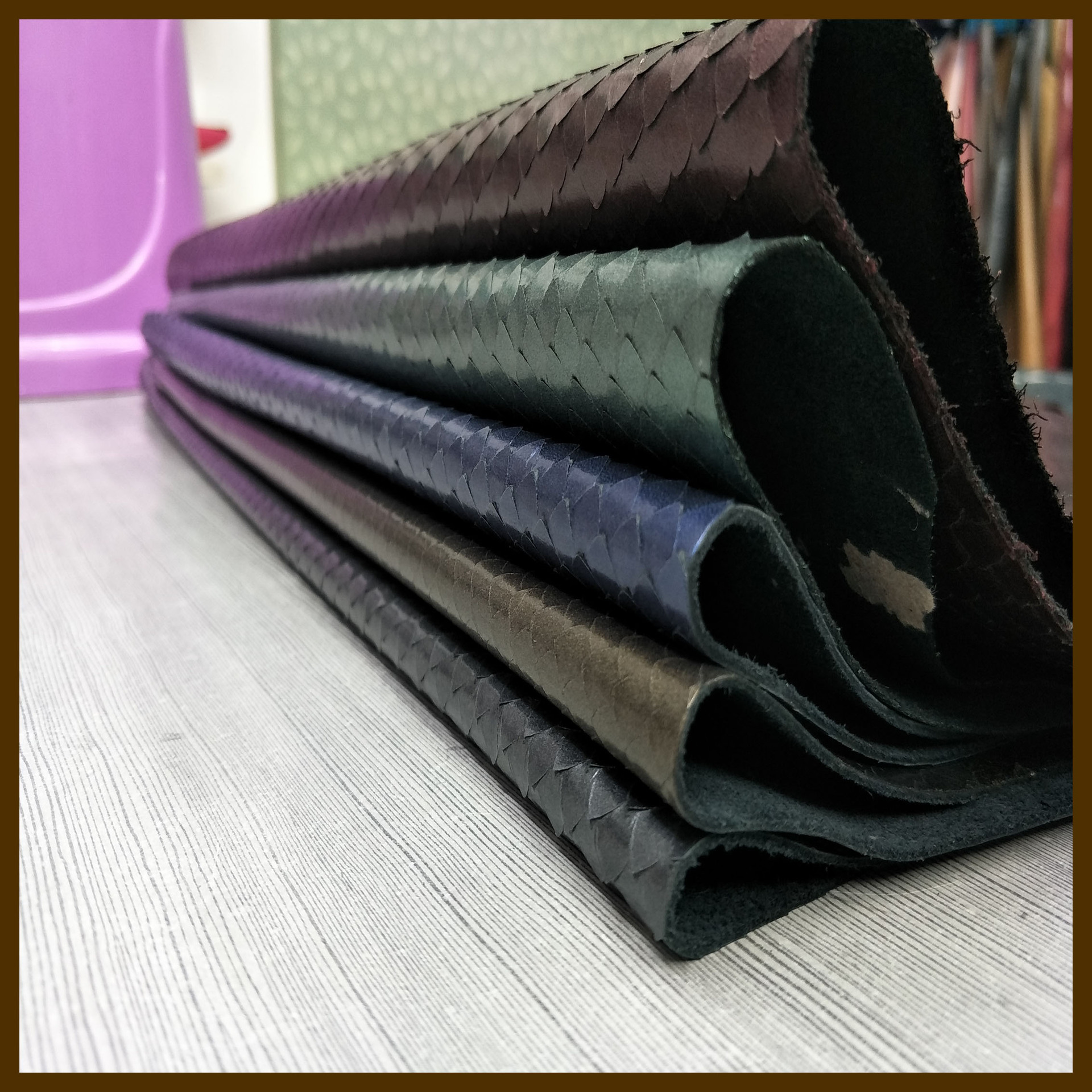 【彩鸿】开边珠头层牛皮 刀割鱼鳞纹鞋箱包 真皮皮料现货