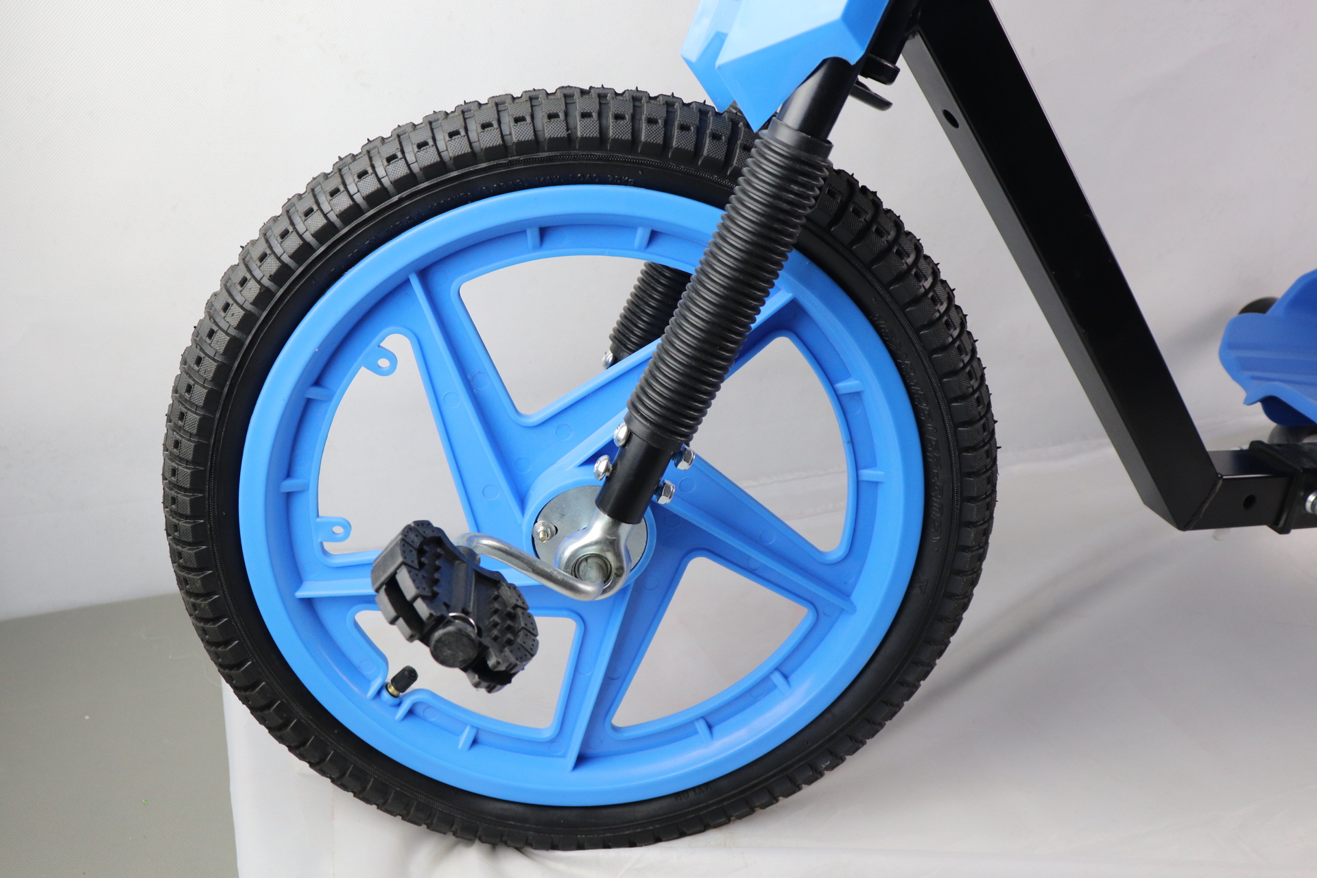 新款三轮儿童脚踏脚踩车漂移扭扭车户外运动广场娱乐