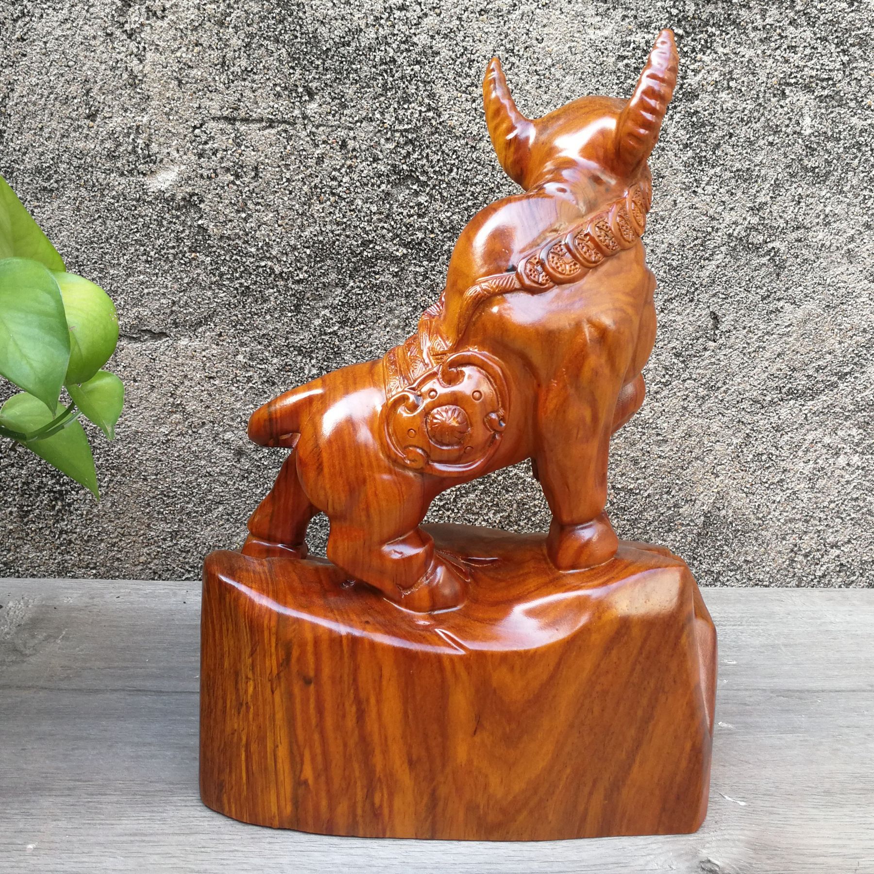 木雕工艺品_33cm奋斗牛黑檀木雕工艺品摆件 实木雕刻礼品 - 阿里巴巴