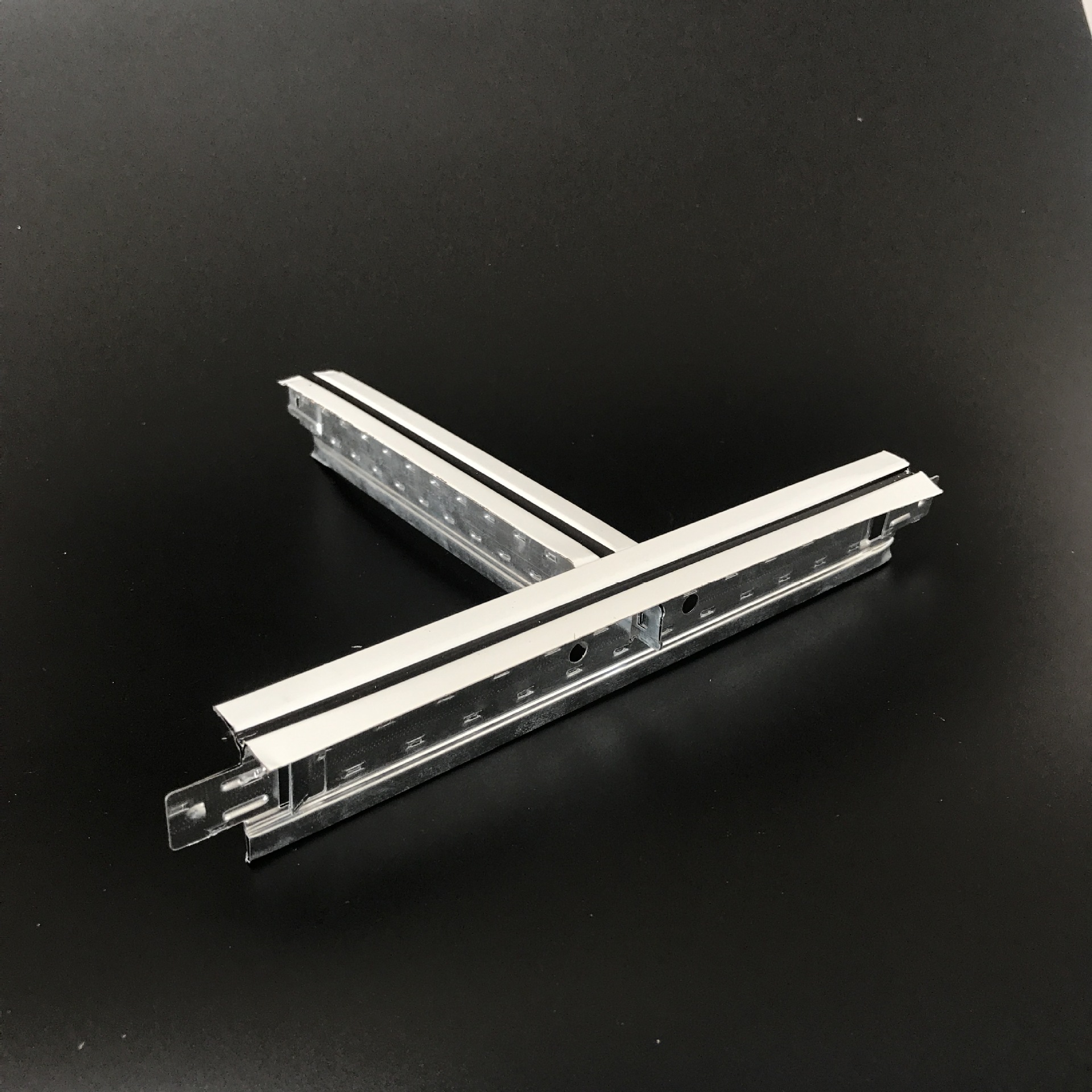 专业生产t型龙骨天花板吊顶商场工厂装修烤漆龙骨不易变形生锈