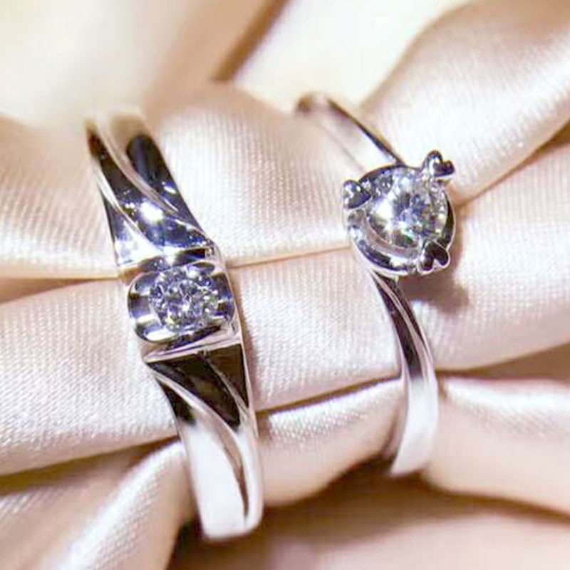 18k金情侣钻石对戒男 女一对唯美个性三爪单钻扭臂心形爪钻戒订婚