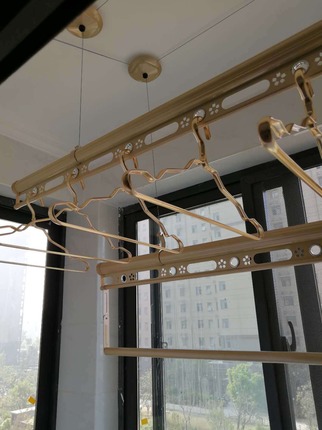 厂家直销手摇升降晾衣架 铝合金三杆阳台升降晾衣架 晾被杆 批发