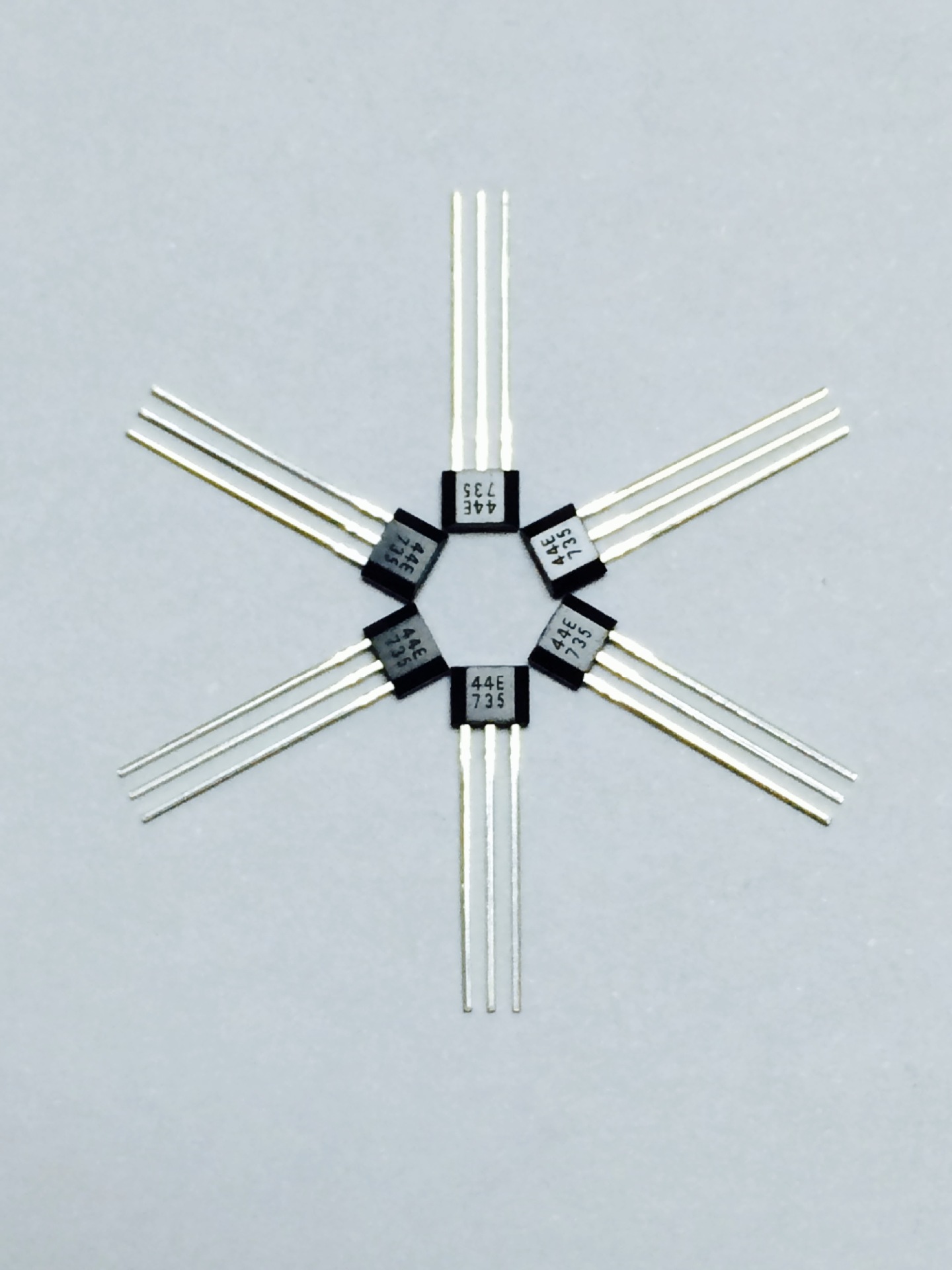 单极霍尔开关电路44e