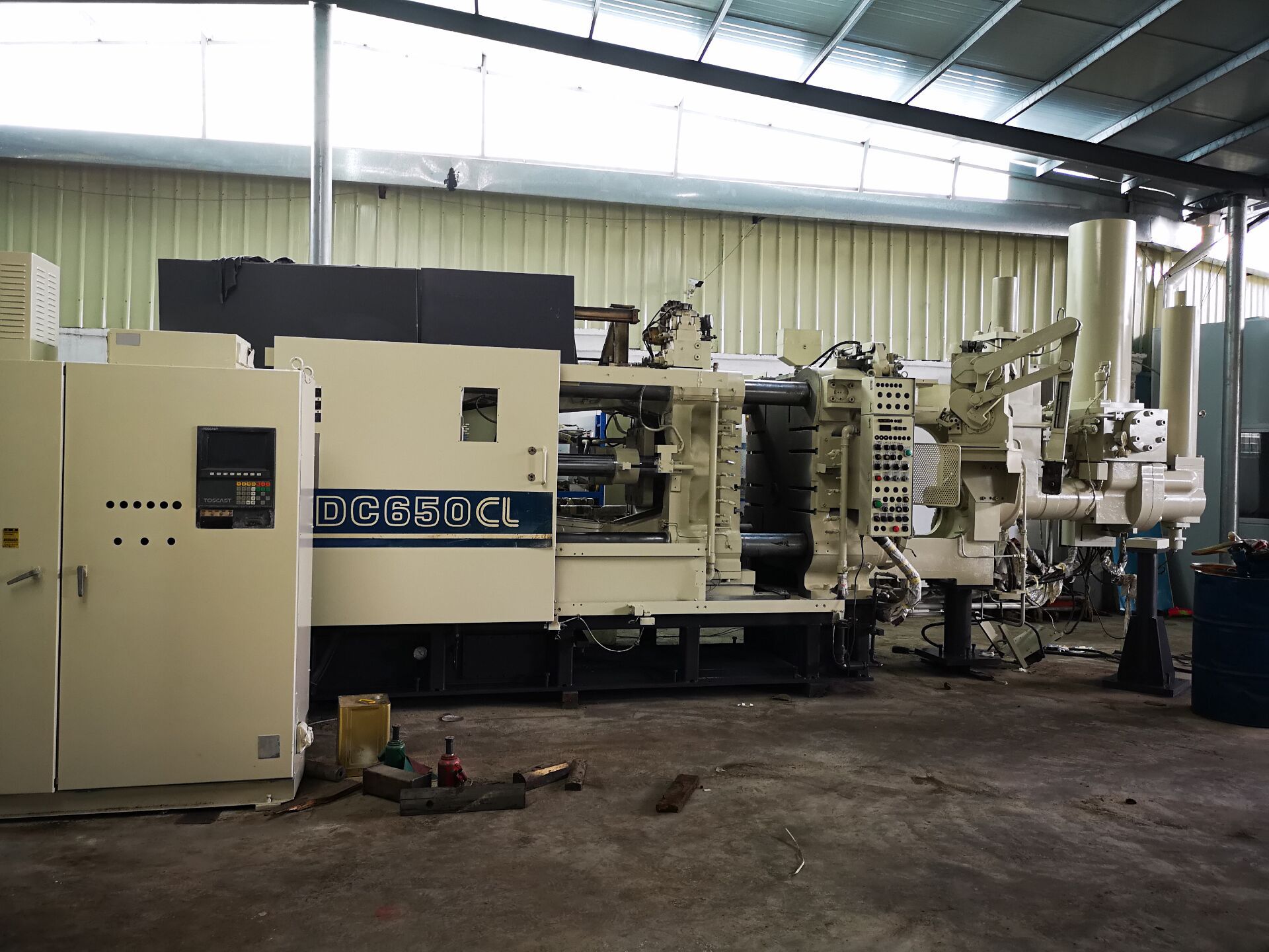 东芝压铸机_压铸机工厂转让东芝原装650吨双抽杆精密高配压铸机