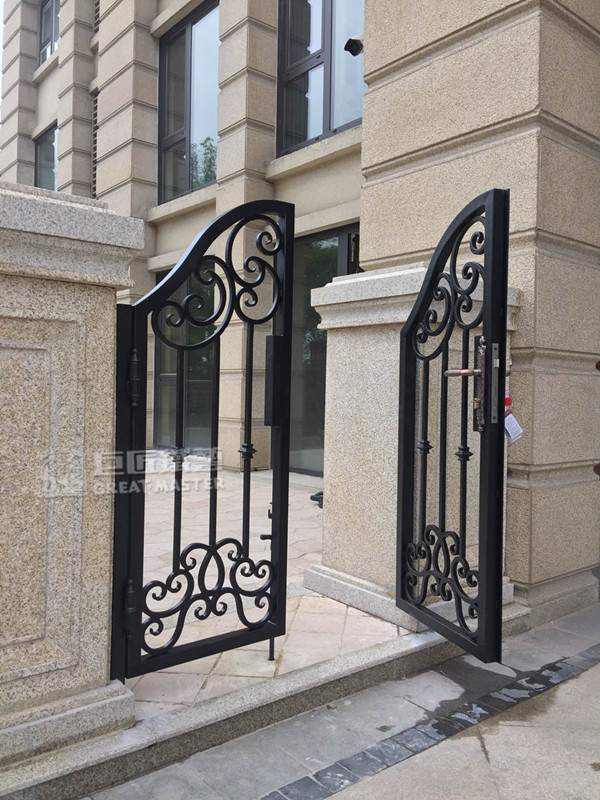 花2000多换了扇铁艺门,我觉得好看多了
