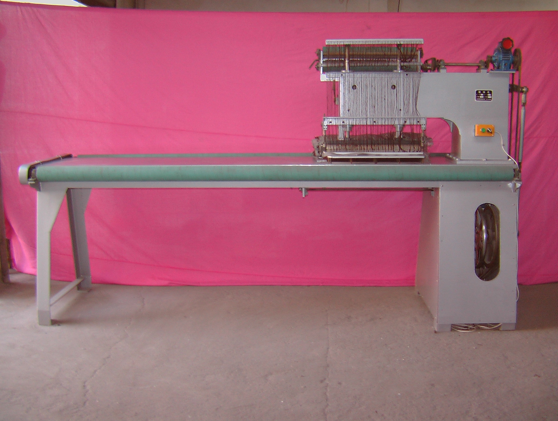 供应订制600-800型立式簇绒机人造草坪机操作简单生性价比高