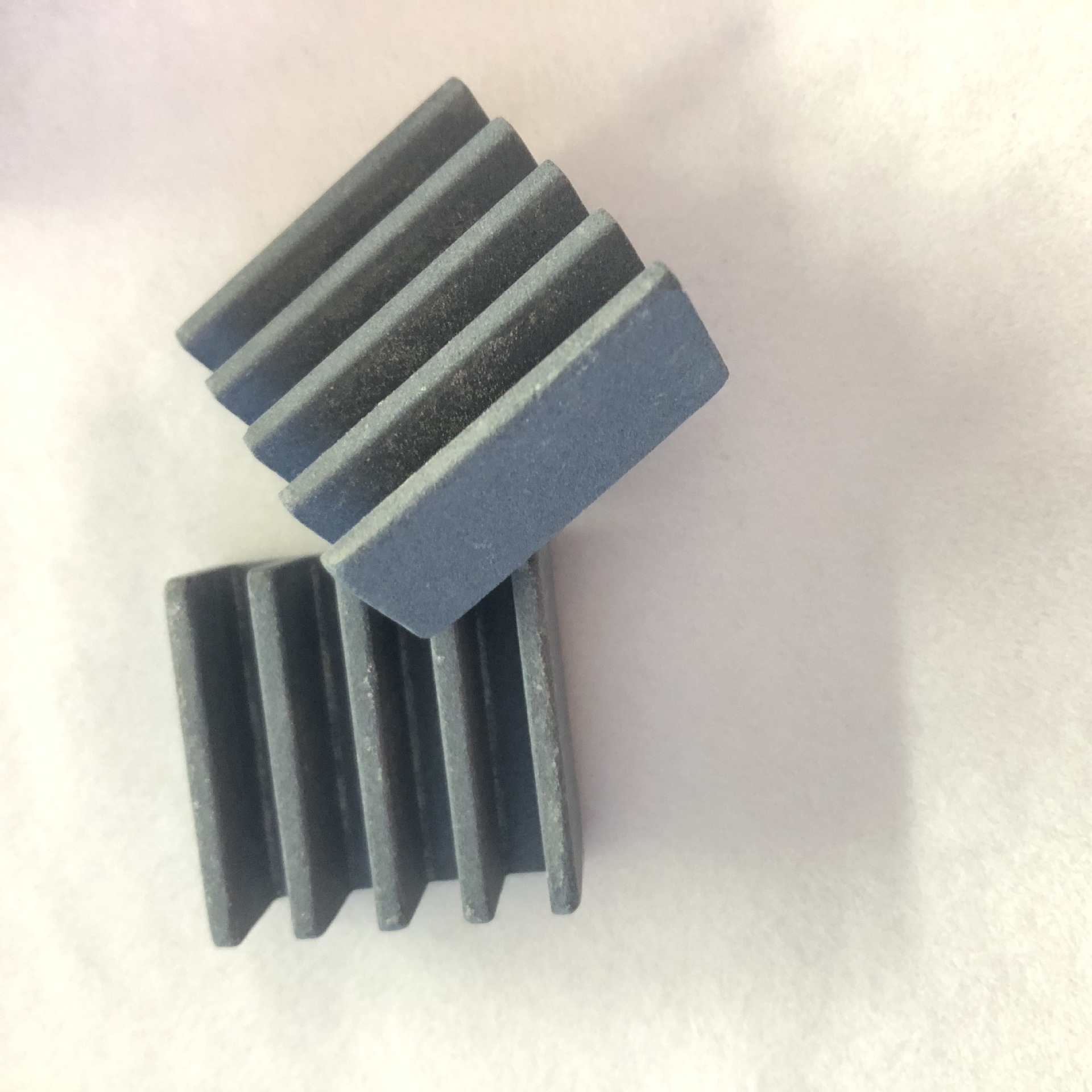 多孔碳化硅陶瓷芯片导热器碳化硅微孔陶瓷散热片