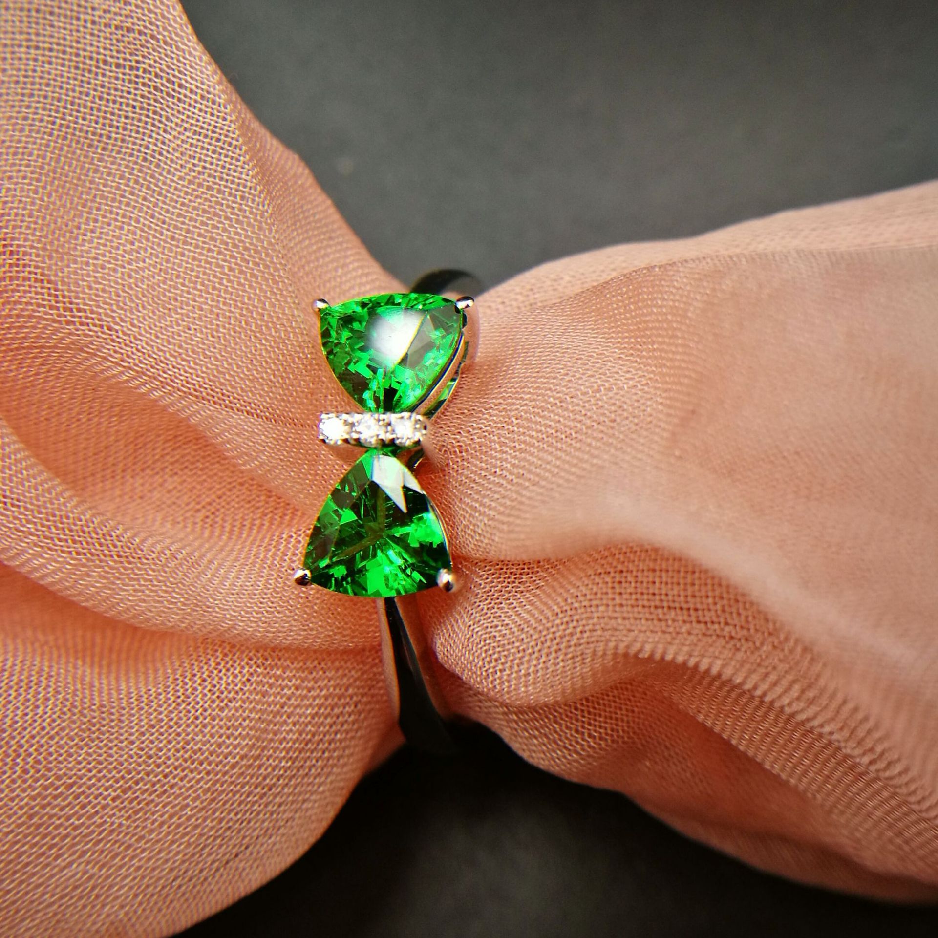 天然沙弗莱电光翠绿祖母绿色铬钒钙铝石榴石全净蝴蝶结 女款戒指