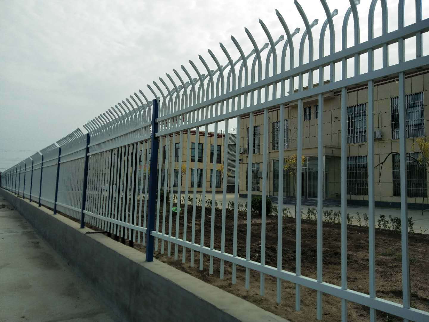 锌钢护栏小区厂区围栏新型别墅围栏定制图片