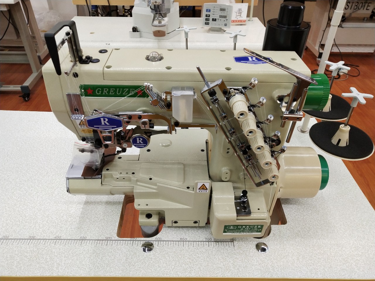 格瑞资新款三针五线工业缝纫机 小嘴绷缝机卷裤摆上腰缝纫设备_义乌市