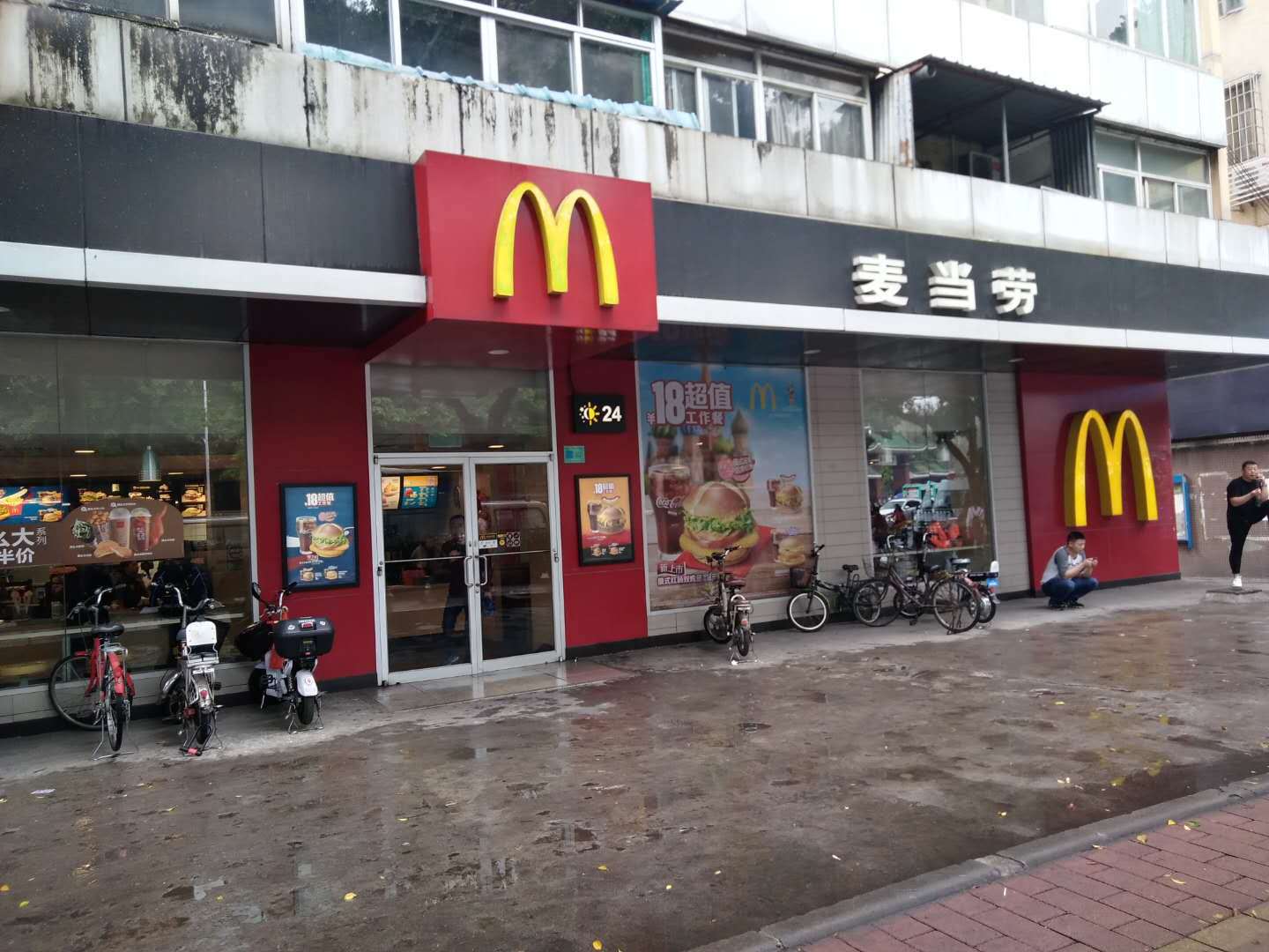 下雨天发臭流浪汉在店避雨被麦当劳嫌弃!三赶出店面!