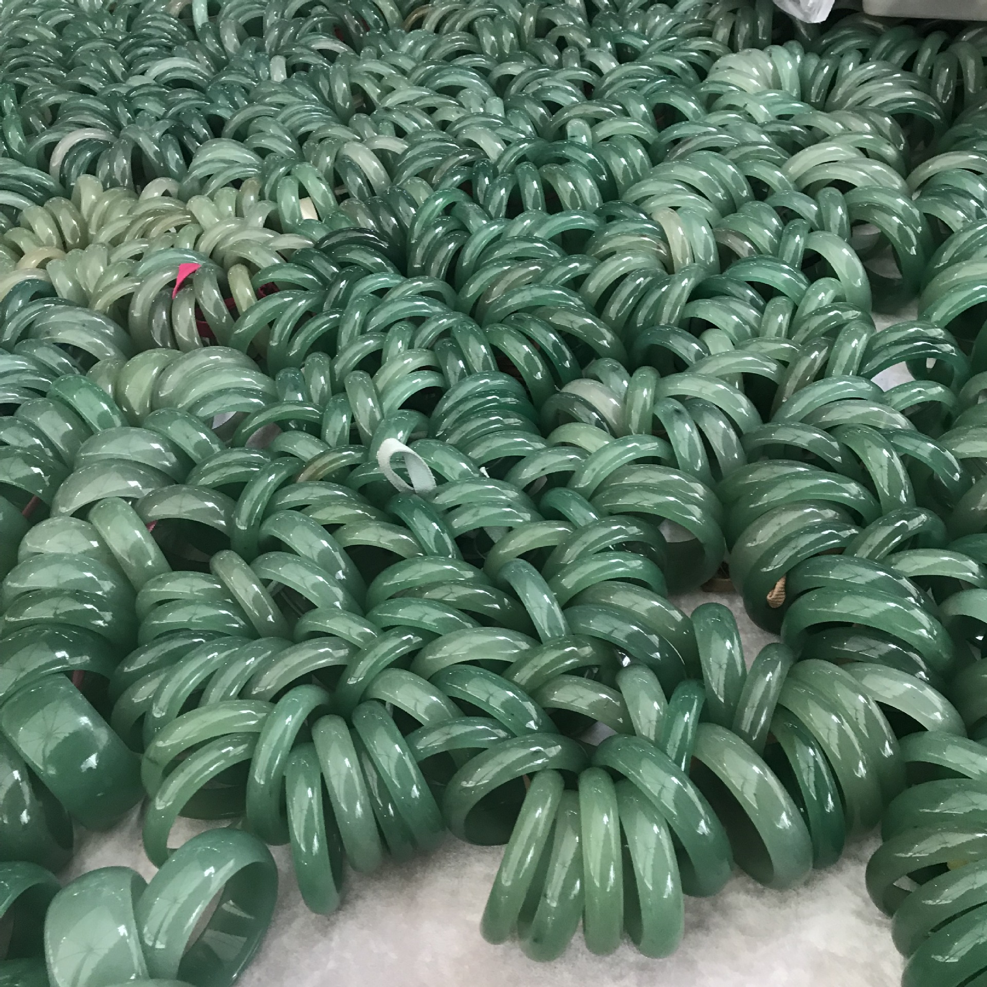 东陵玉绿镯子翡翠色手镯手工雕刻地摊货源冰种玉石厂家直销带证书