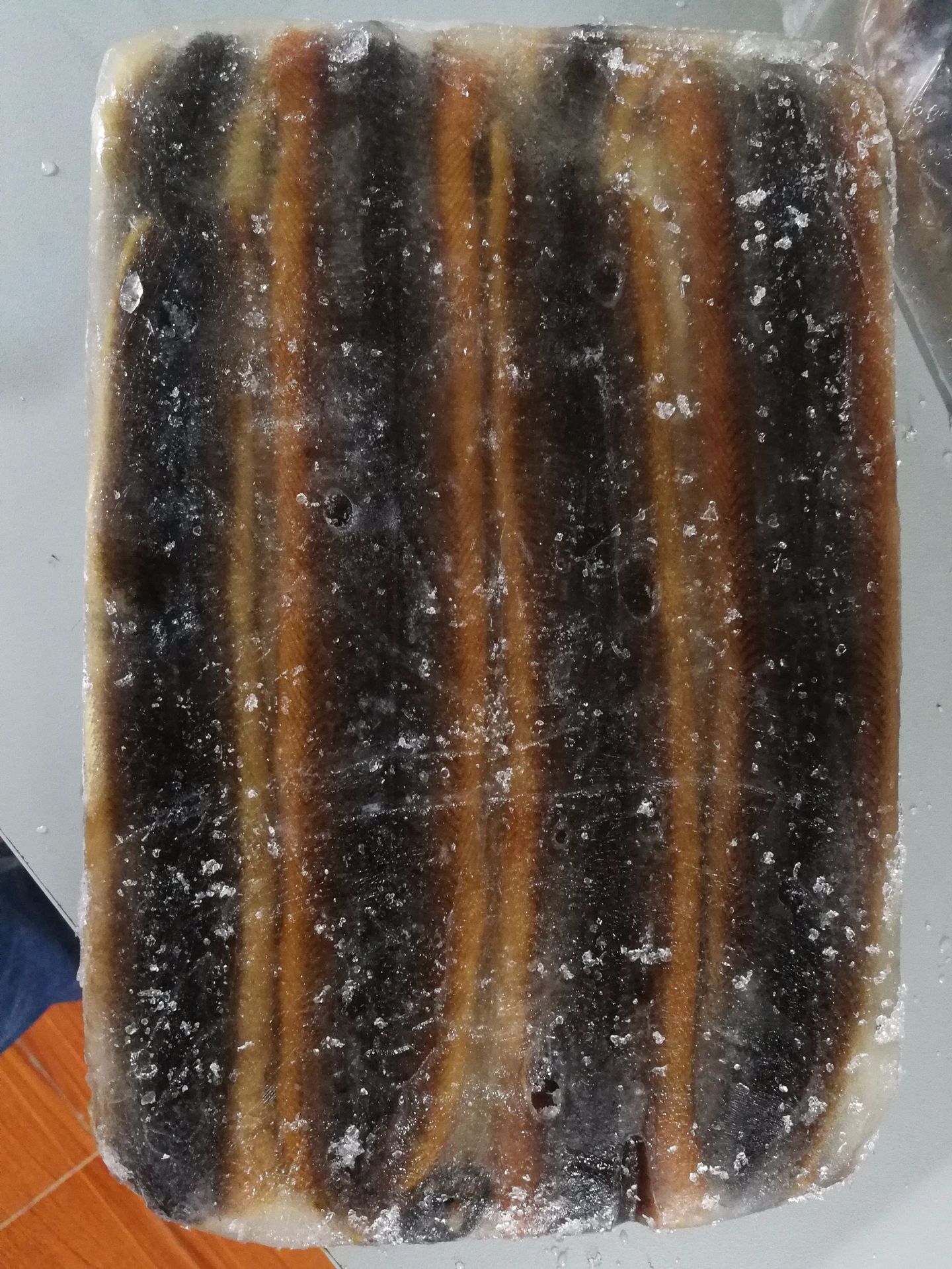 此鳝背大小均匀,选取的黄鳝均为100g左右/条的黄鳝