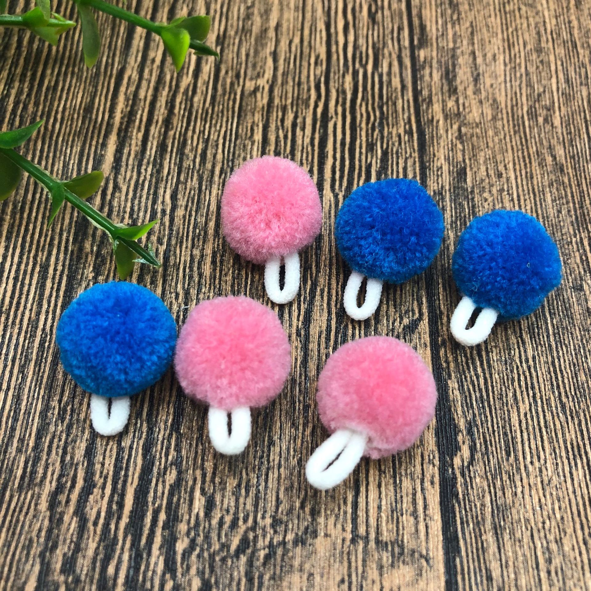 厂家直销加扣小毛球 服装辅料绒球 现货修圆毛毛球饰品配件定做