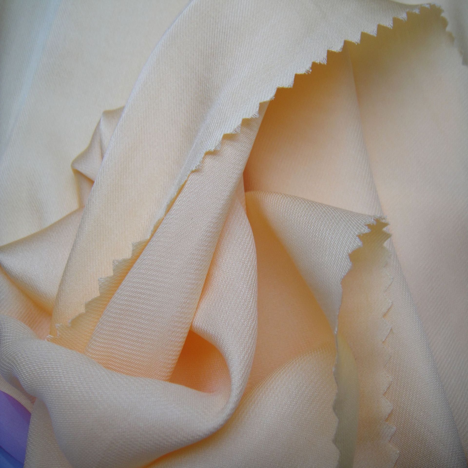 100%涤纶海岛丝缎面雪纺 平方米克重94克 高级时尚女装面料