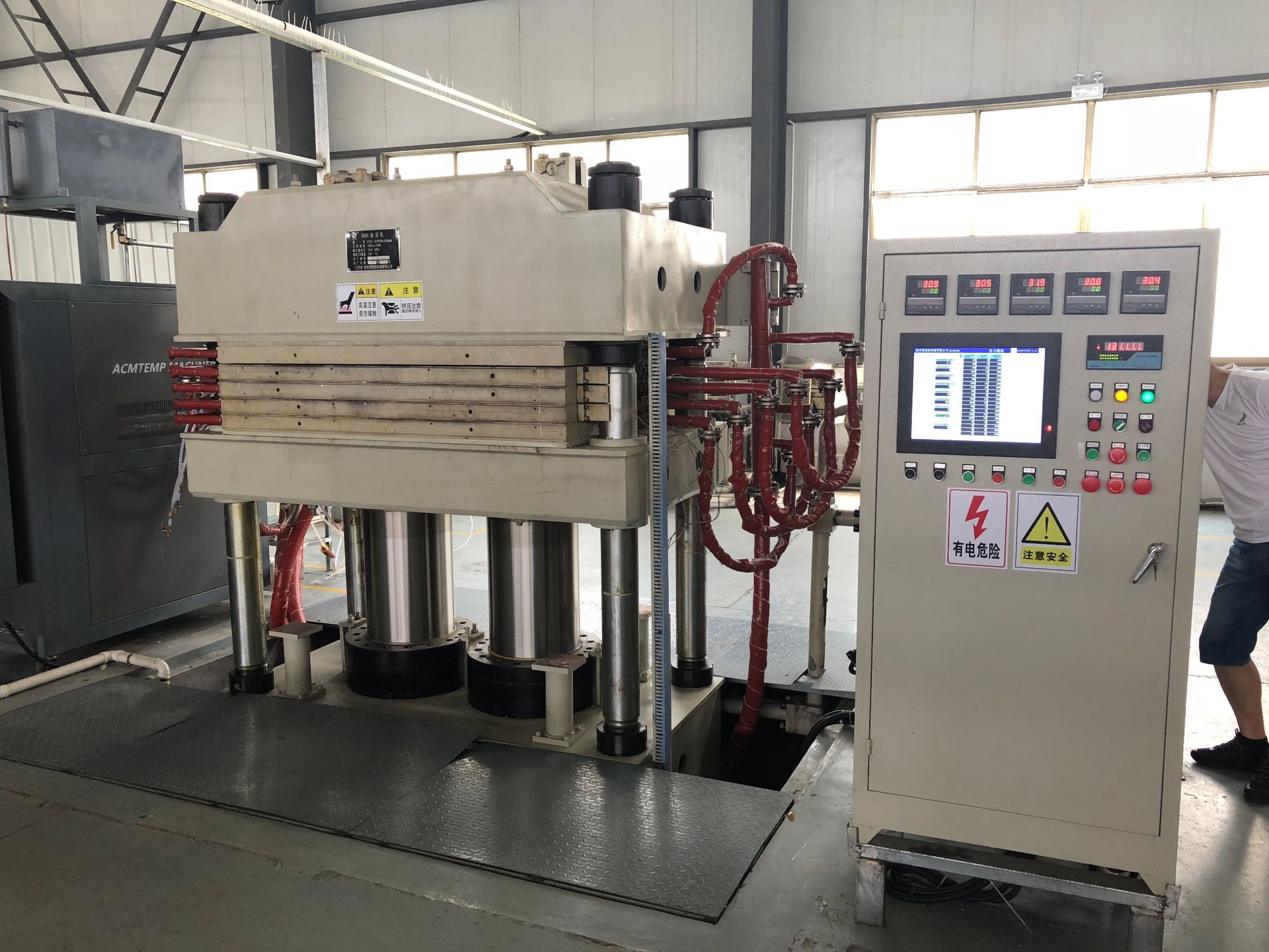 供应碳纤维等复合材料多层热压机