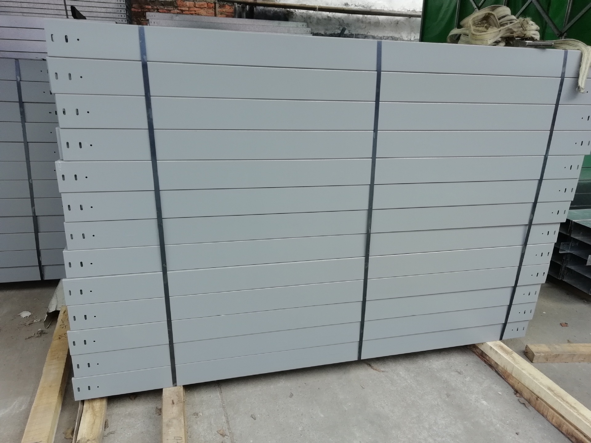 东莞惠州槽式镀锌线槽 金属铁皮烤漆线槽 送货送连接片螺丝盖板