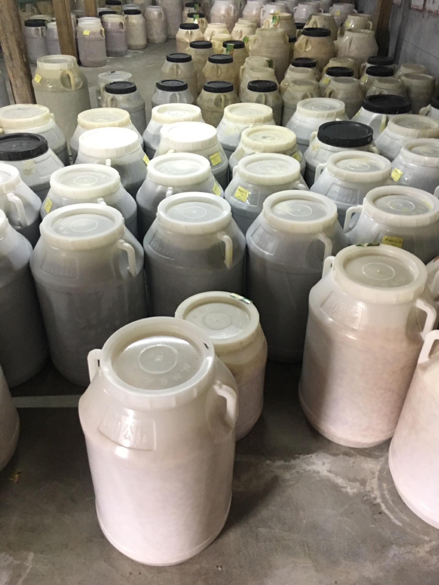 首次拿桶装需要押金,小桶25元/个,大桶35元/个   注:桶装物流发货不