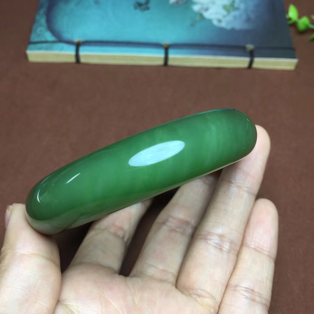 老坑俄罗斯碧玉莹光绿猫眼手镯无裂无杂结构好 细腻猫眼活灵活现