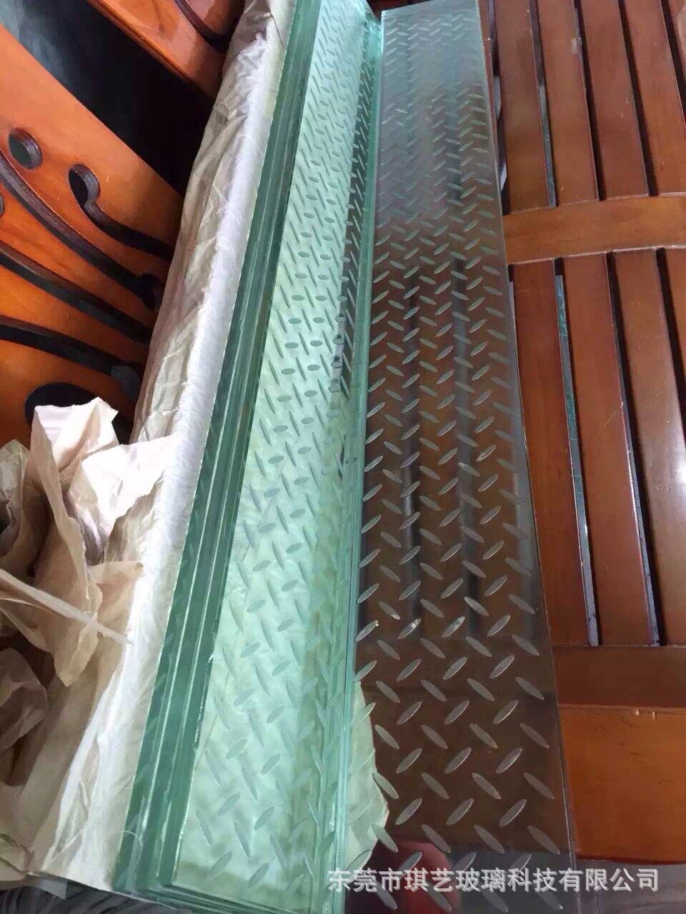 15mm 普白钢化防滑玻璃超白防滑玻璃厂家加工定做夹胶楼梯玻璃