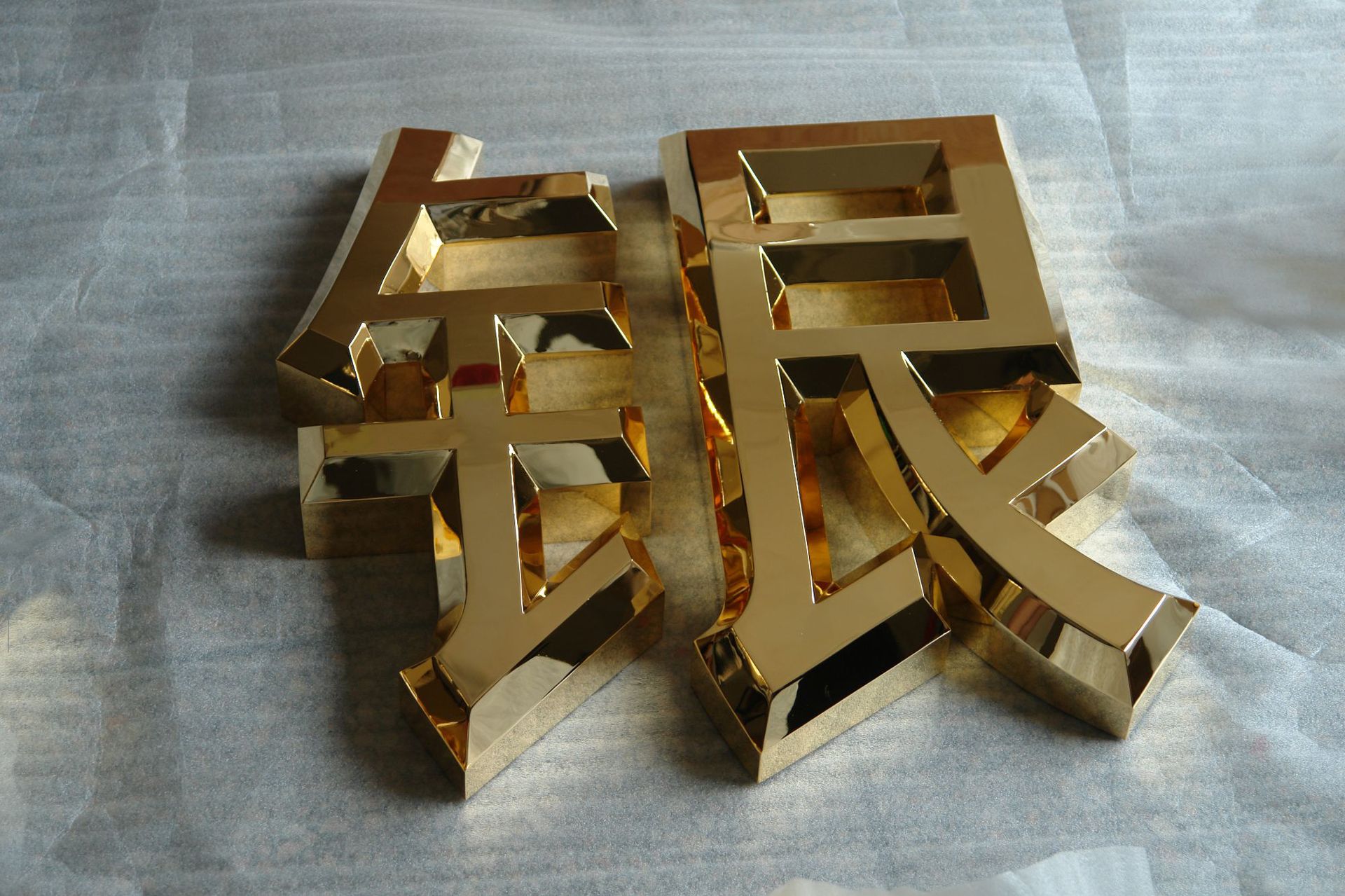 银色立体三维镜面字母铝烤漆数字户外大型立体不锈钢字招牌制作